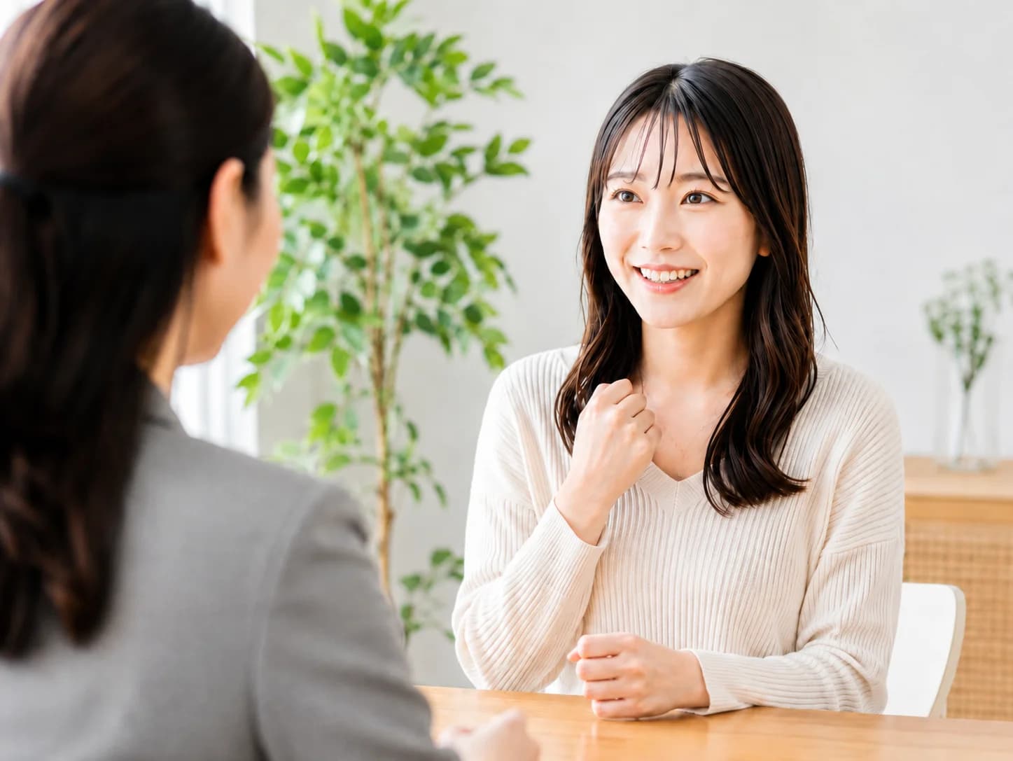 コーヒーを持つ女性