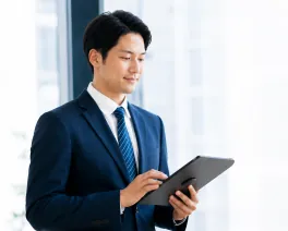 タブレットで活動する男性コーチ