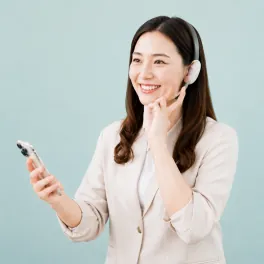 オンラインで応対する女性コーチ