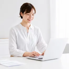 ノートパソコンで活動する女性コーチ